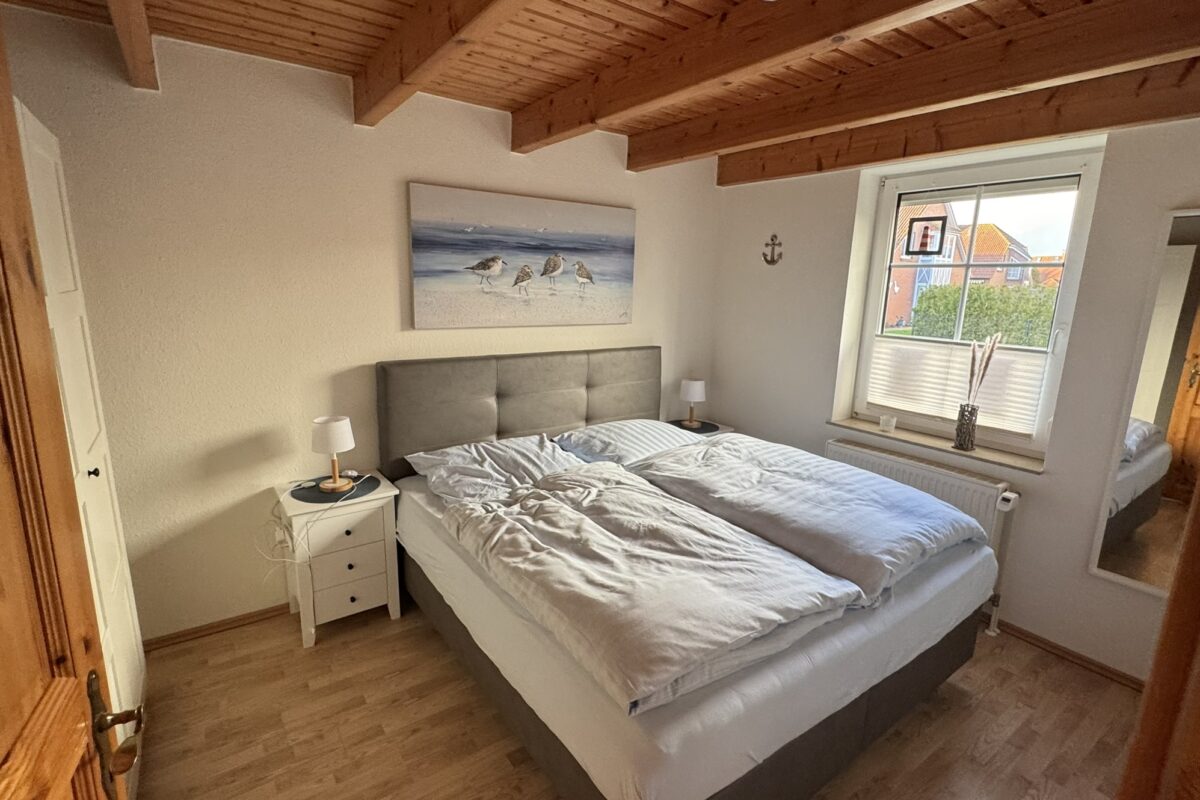 Schlafzimmer im EG mit Boxspringbett